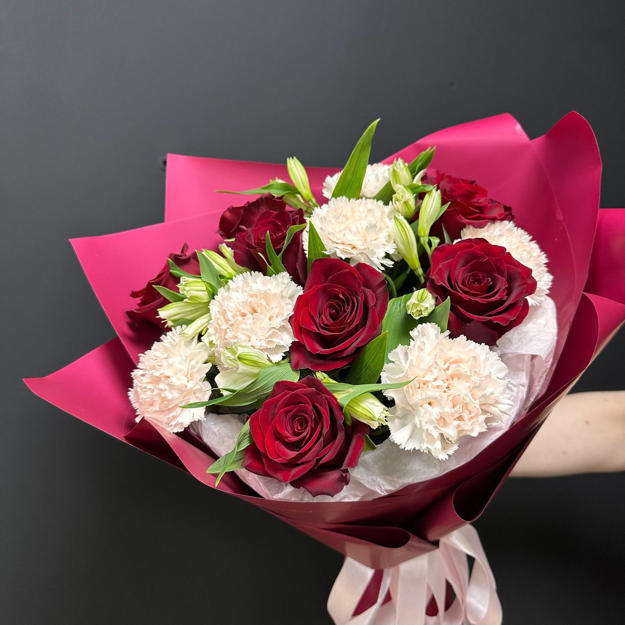 Сборный букет из роз, диантусов и альстромерии