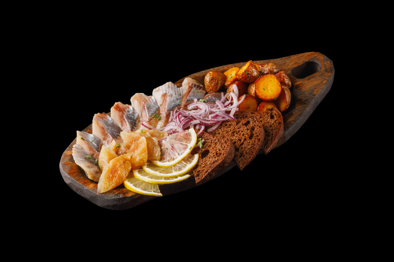 Селдь с икрой и молодым картофелем гриль