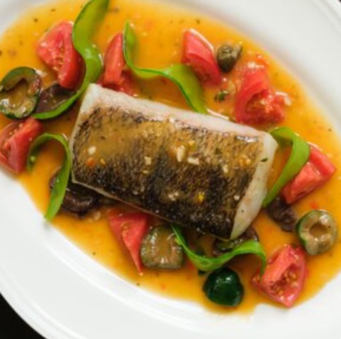 Судак с припущенными овощами