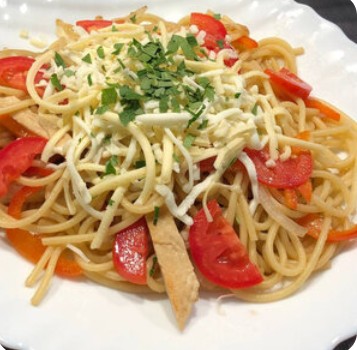 Спагетти с курицей и овощами
