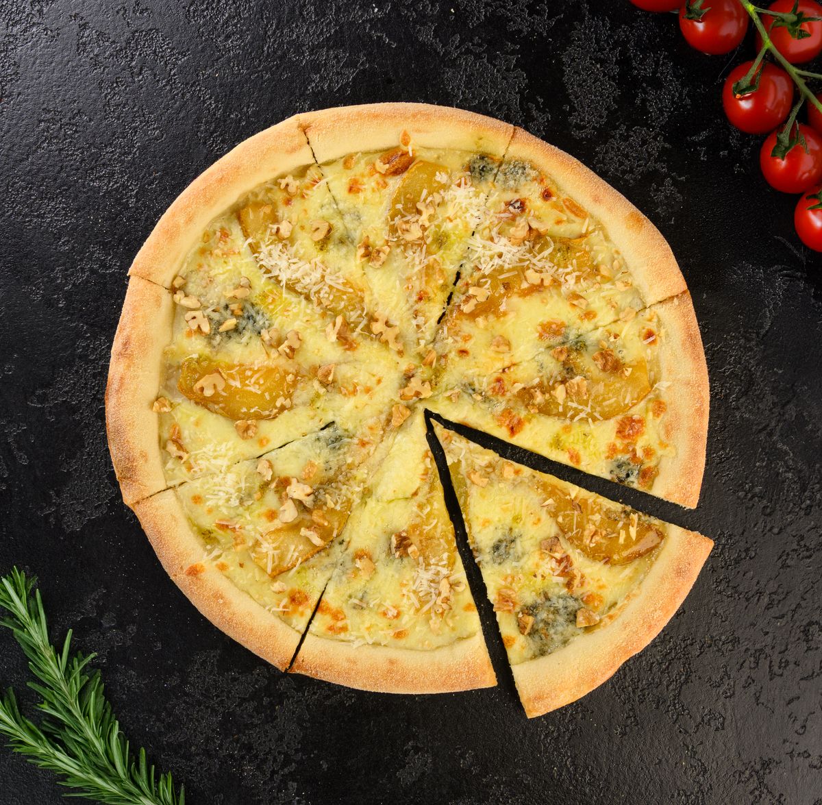 Пицца с грушей и горгонзолой