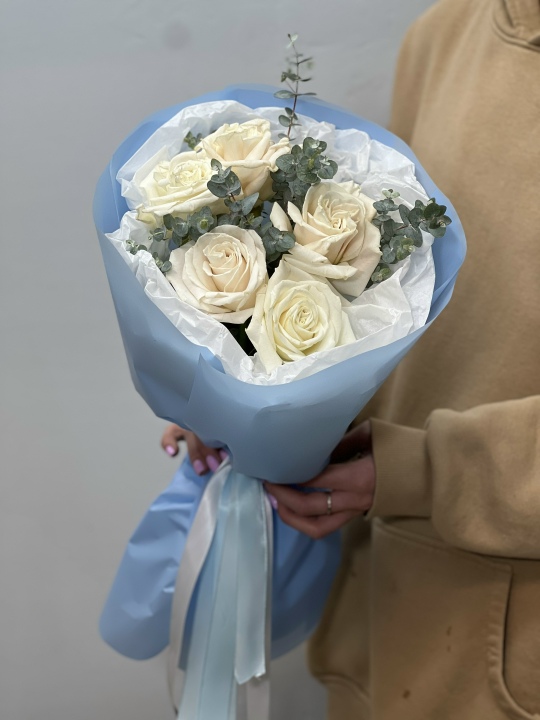 Белые розы Плайя с эвкалиптом