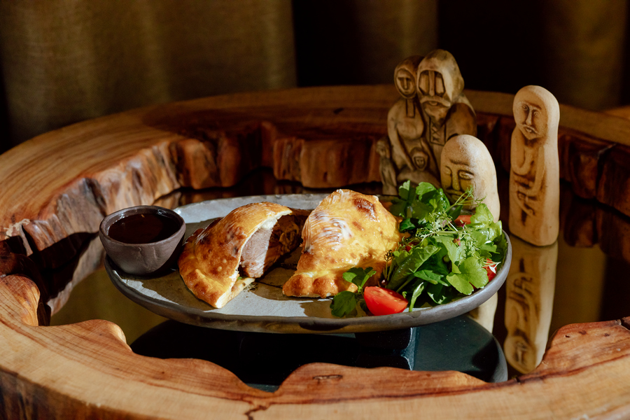 Питивье (пирог) из печи с говяжьими щечкамии и овощами