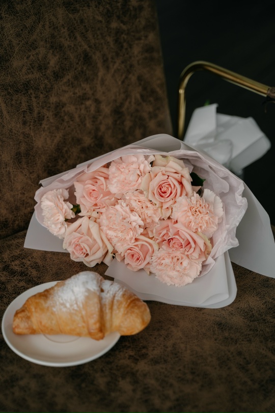  Микс французских роз и диантусов