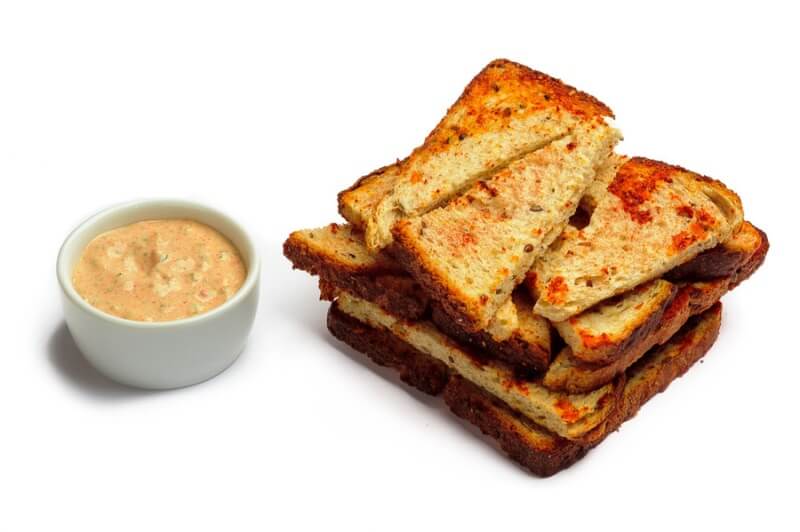 Гренки сушеные с розовым соусом