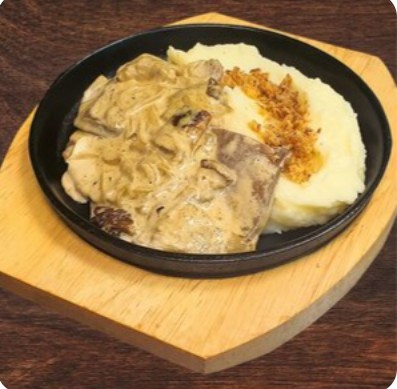 Язык в соусе с белыми грибами и картофельным пюре