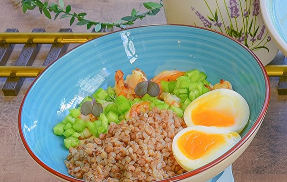 Греча с яйцом пашот, кур. и огурц.