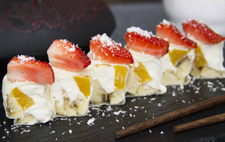 Сладкий ролл с клубникой