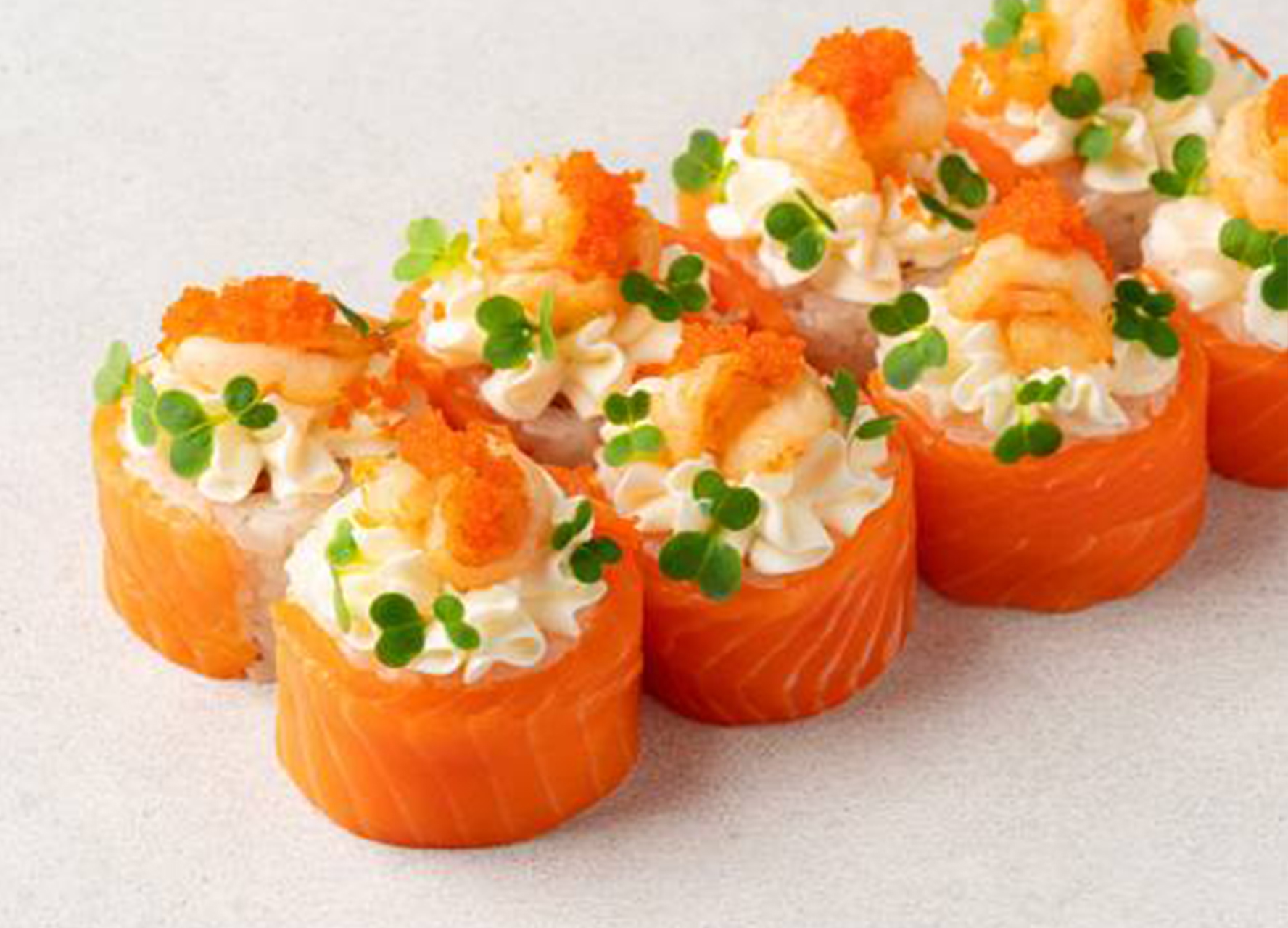 Ролл Лосось Делюкс с креветкой и окунем