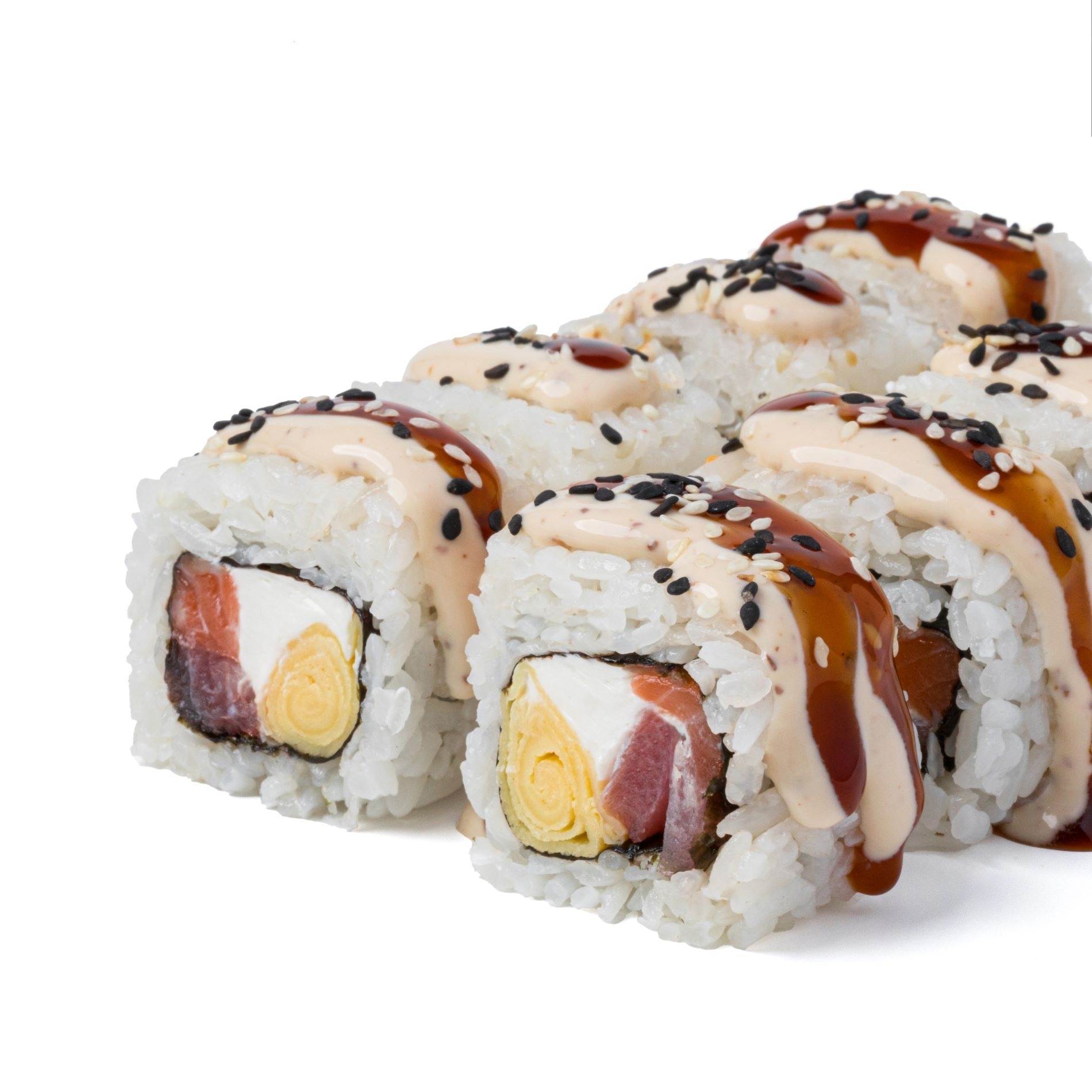 Ролл с лососем и ореховым соусом