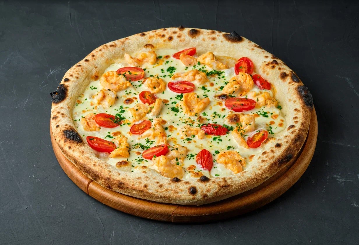 Пицца с креветками в соусе том ям на тонком тесте