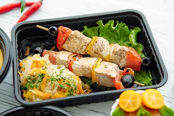 Капуста тушеная и куриные шашлычки