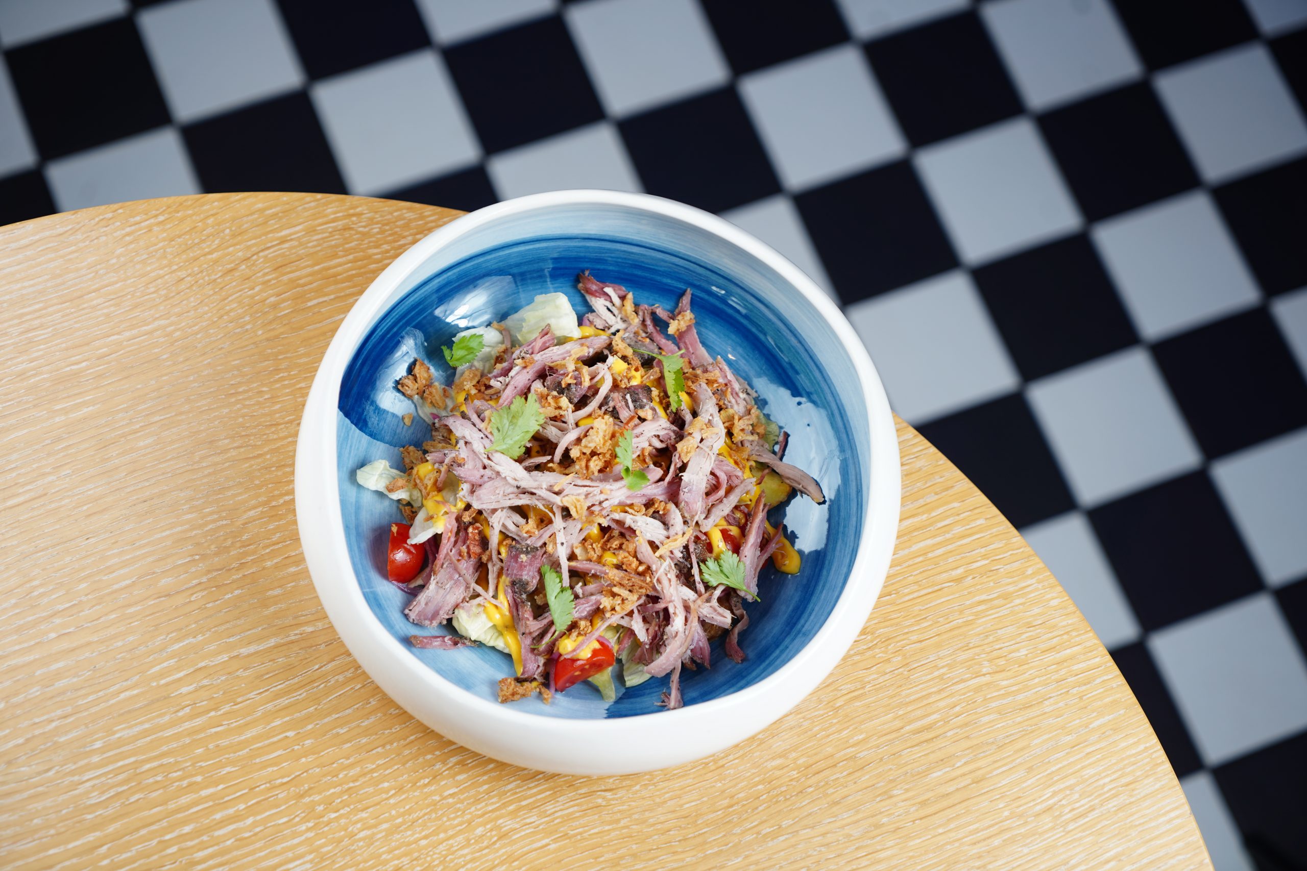 Салат с рваной свининой