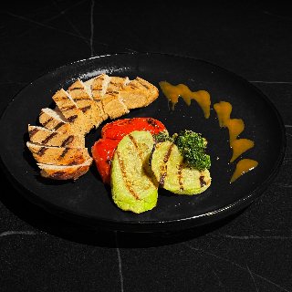 Стейк из куриного филе с овощами гриль