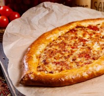 Пицца с мясом ягненка в томатном соусе