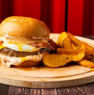 Острый бургер с двойным яйцом и картофелем по-деревенски