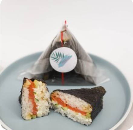 Онигири с лососем