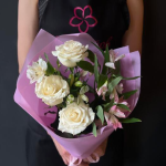 Букет 3 белые розы, 4 альстромерии микс