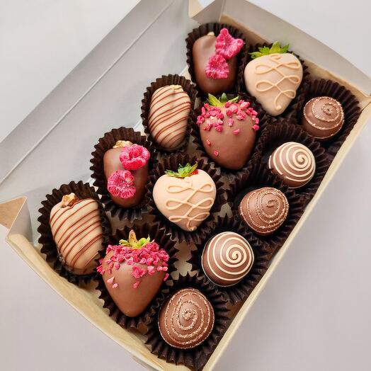 Клубника в шоколаде +финики+трюфели