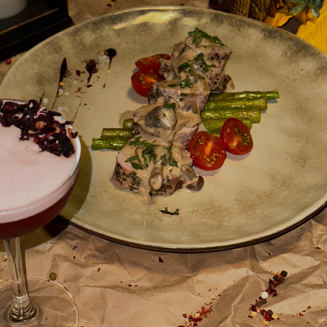 Свиная вырезка со спаржей и соусом из опят