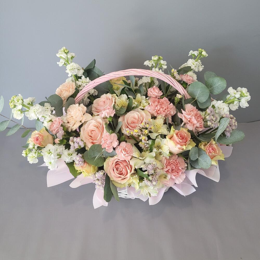 Большая корзина с цветами в розовых тонах