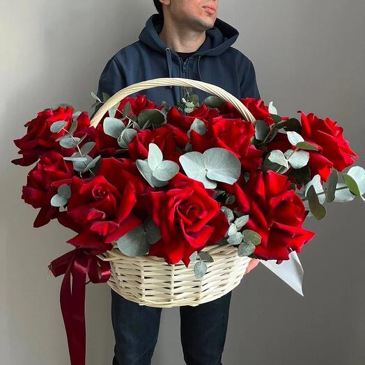 Французские розы в корзине