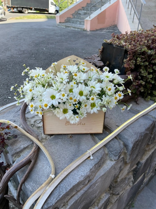 Композиция из хризантем и ромашек в деревянном конверте