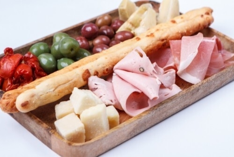 Итальянская закуска: разная колбаса, сыры, оливки, артишоки