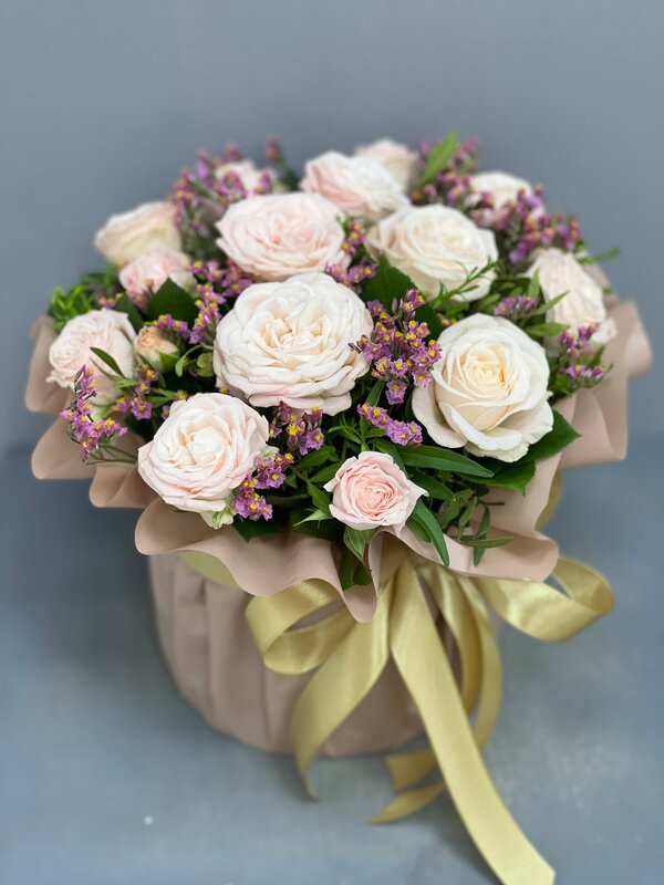 Коробка из 5 кустовых пионовидных роз с лимониумом