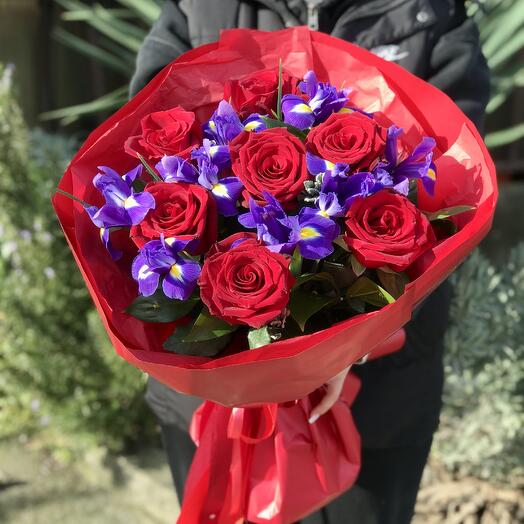 Букет из красных роз, ирисов «Искры пламени»