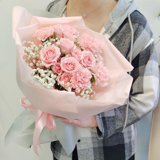 Нежный букет кустовых роз с диантусами и гипсофилой