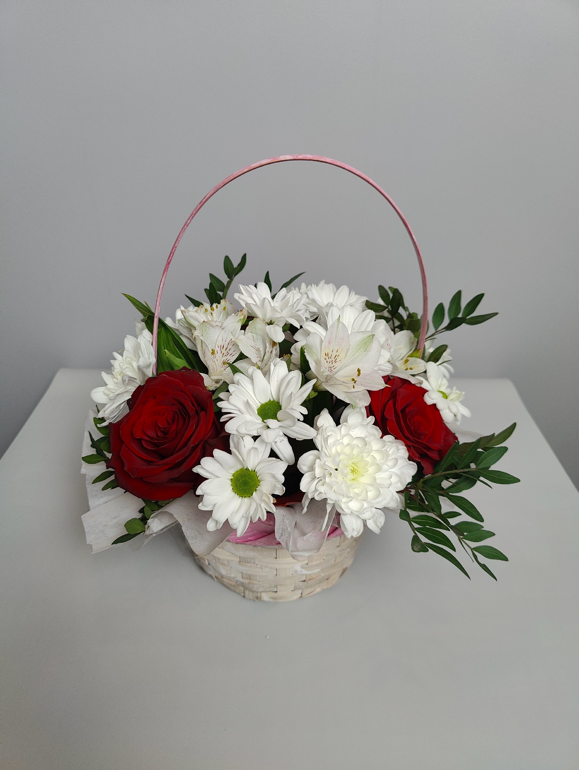 Компазиция из 3 красных роз и хризантемы