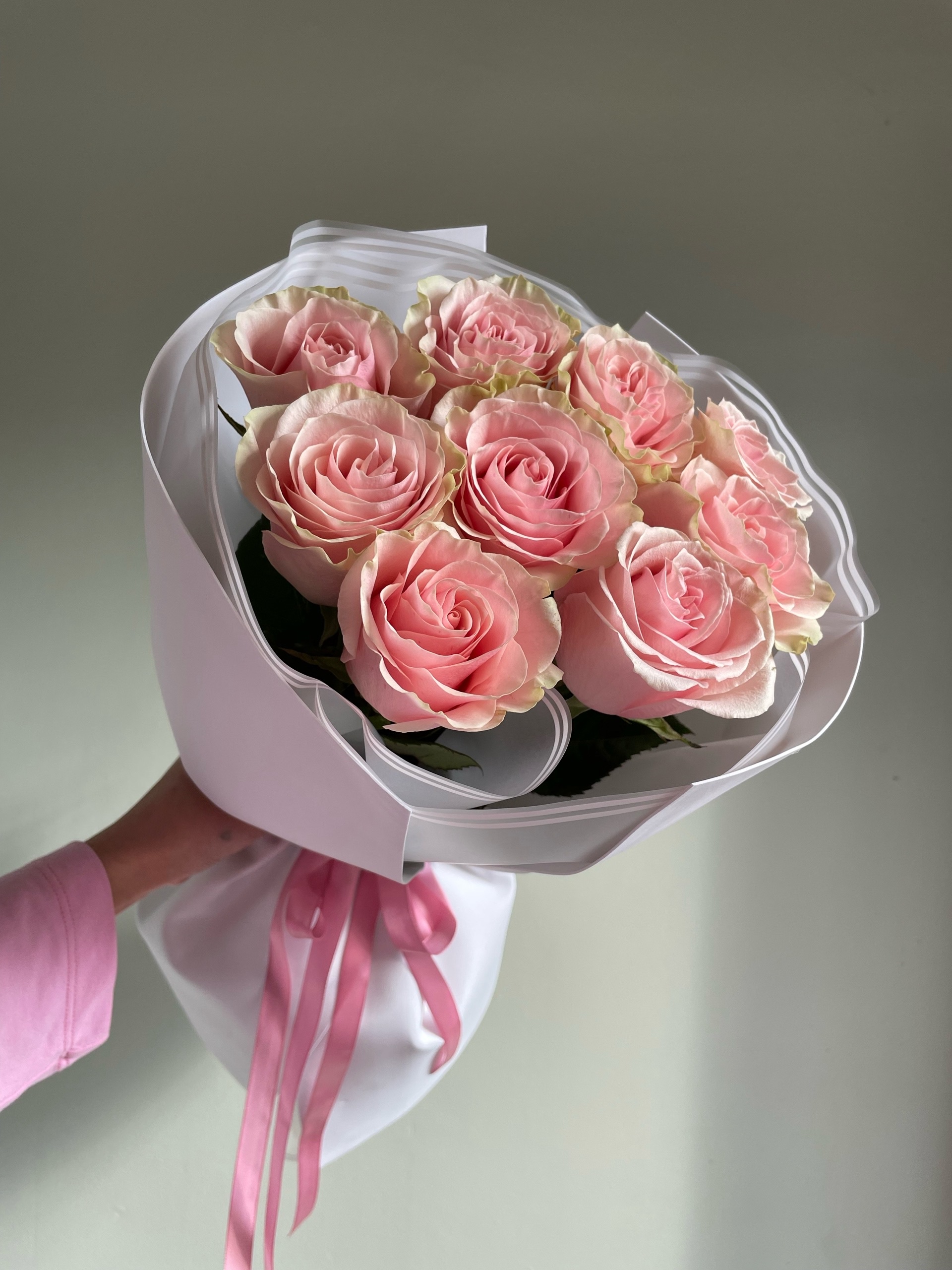 9 роз в оформлении