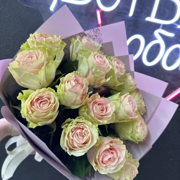 Букет из 15 фисташково-розовых роз в оформлении