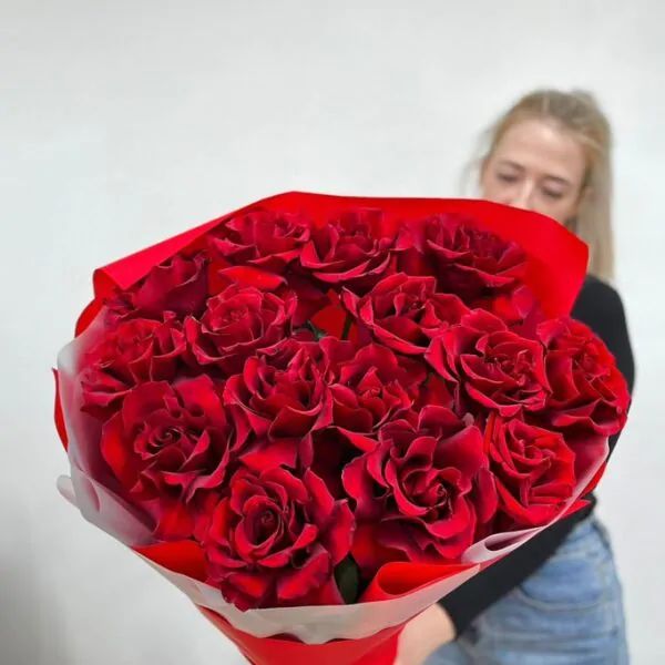 Букет из 15 французских роз 70 см в ярко-алом оформлении