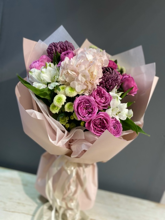Букет с розовой гортензией