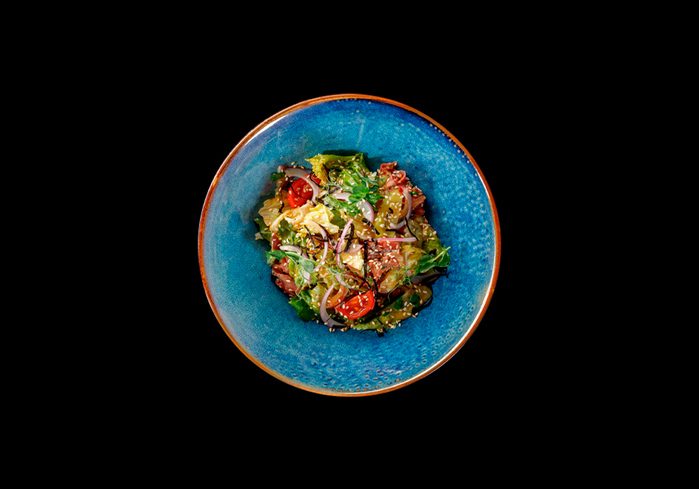 Салат с ростбифом в соусе Том Ям