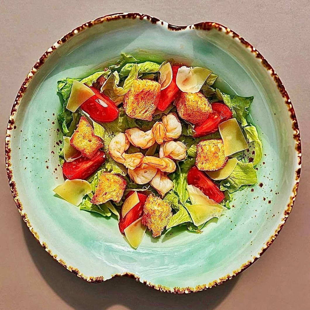 Цезарь с тигровыми креветками