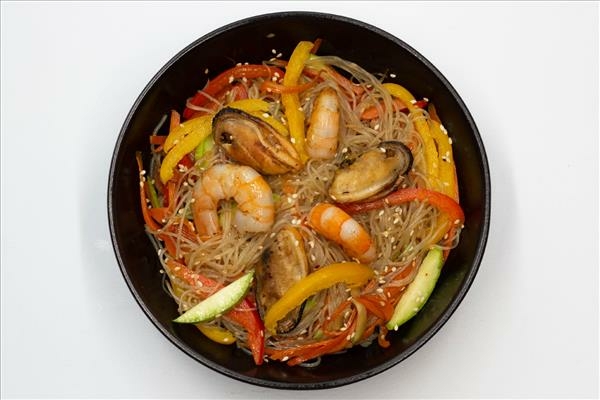 Фунчеза с креветкой и мидиями