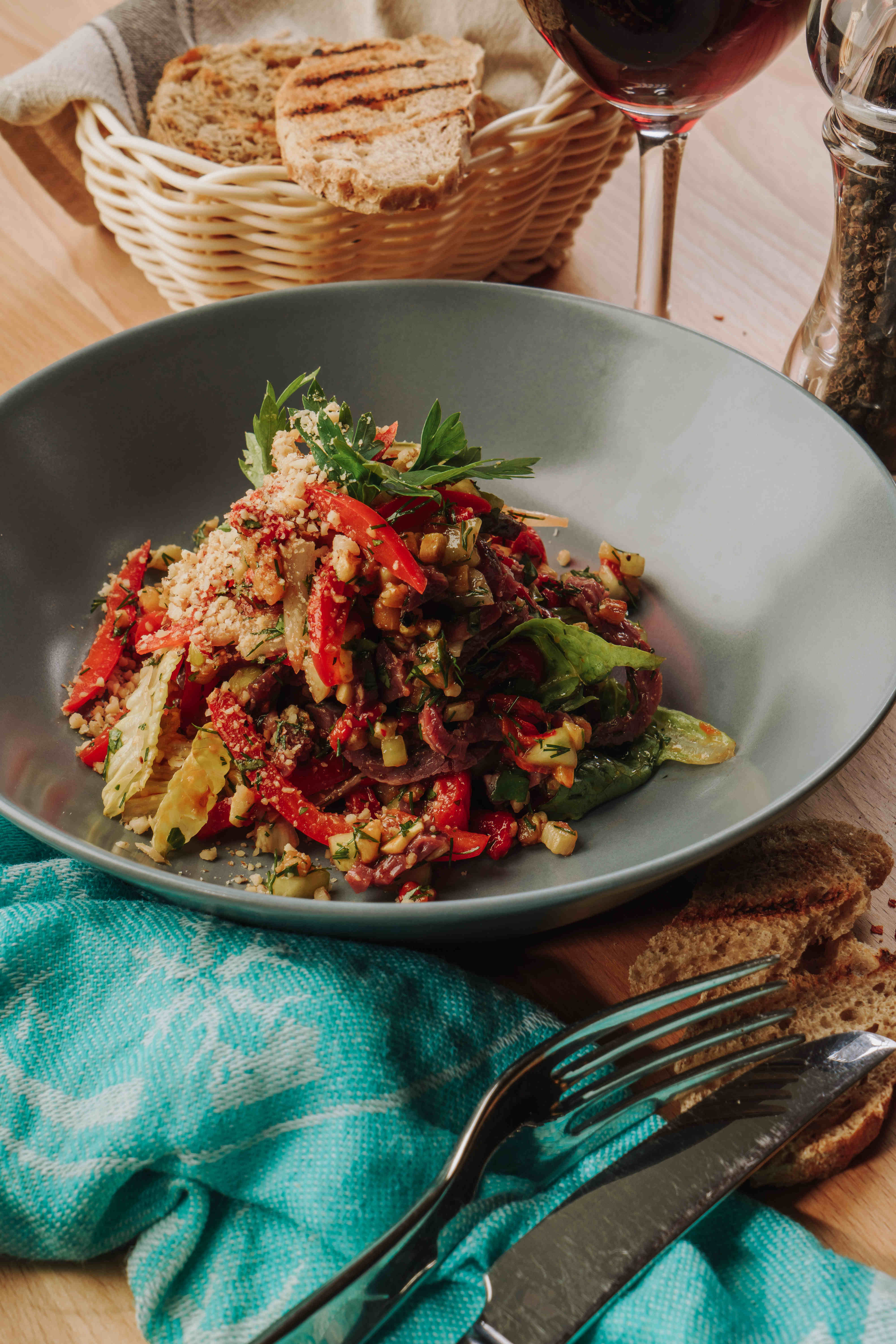 Пряный салат с пастрами
