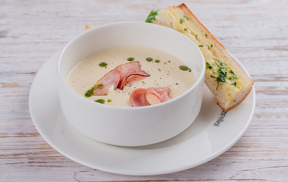 Сырный суп с беконом и чесночным багетом