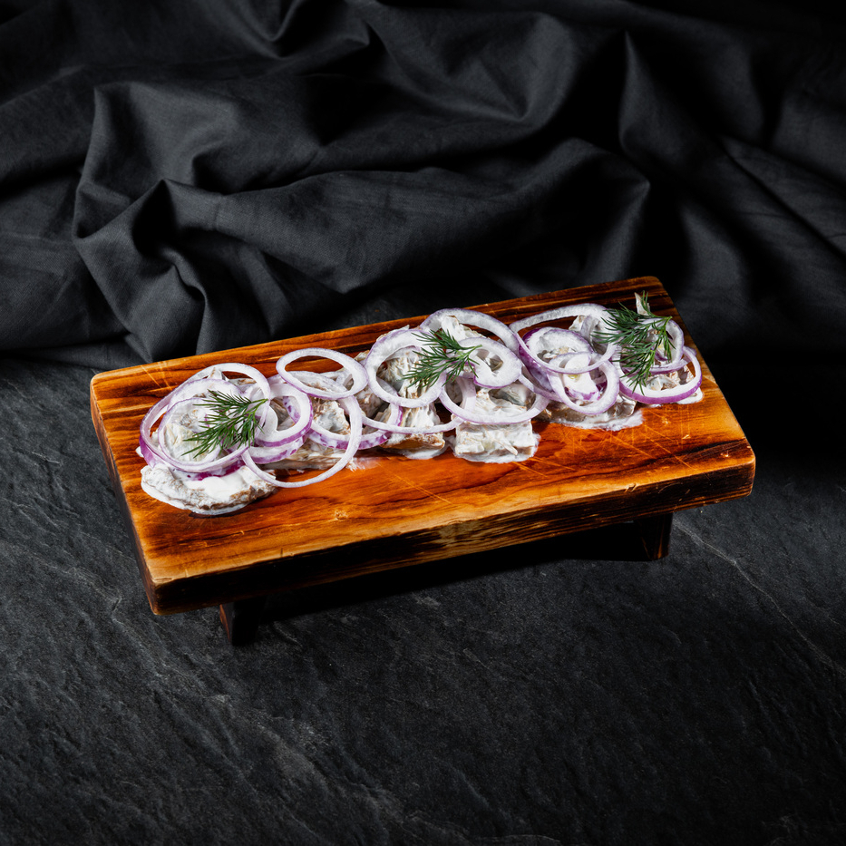 Грузди со сметаной с ялтинским луком