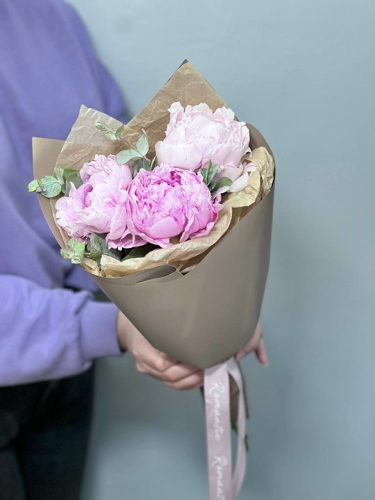 3 пиона с эвкалиптом