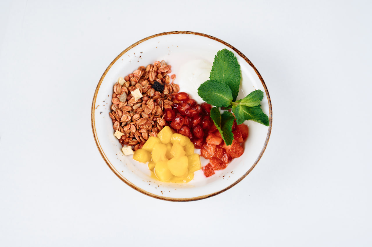 Гранола с йогуртом и ягодами
