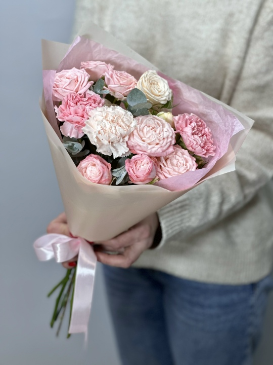 Пионовидные розы с гвоздиками