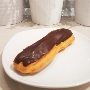 Эклер с шоколадным кремом