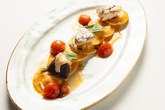 Равиоли с корнем сельдерея и картофелем, с филе сибаса в винном соусе