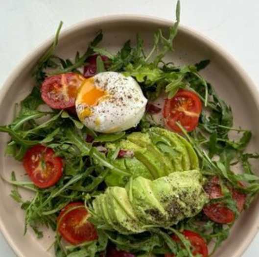 Салат с яйцом пашот