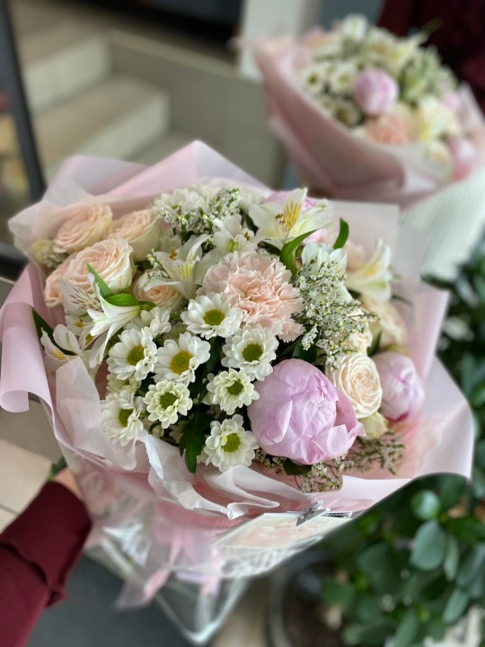 Красивый букет с пионовидными розами и пионами