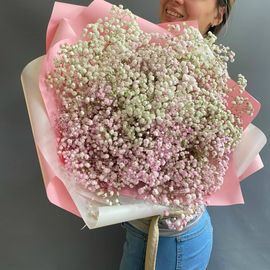 Нежно-розовая гипсофила в букете